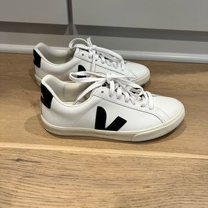 Veja Esplar Leather Sneakers size 6 like new worn once